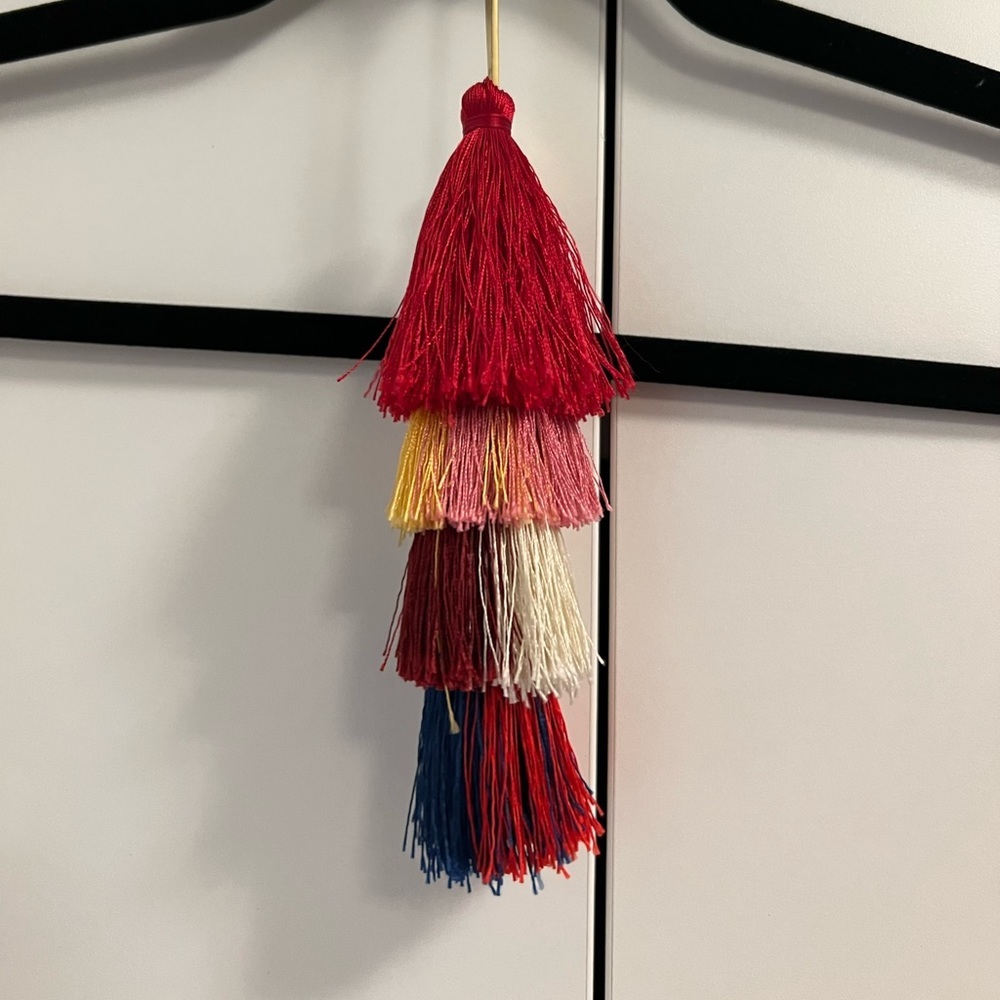 Pom Pom Keychain
Great colors ālike new condition